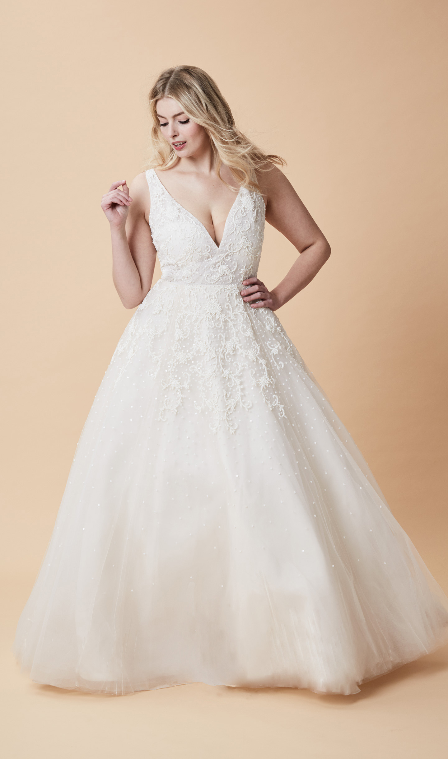 Свадебные платья фото в коллекции Anne Barge Bridal 2018 для полных девушек