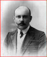 Русский дворянин в смокинге и рубашке с воротничком «отцеубийца». 1910-е годы.