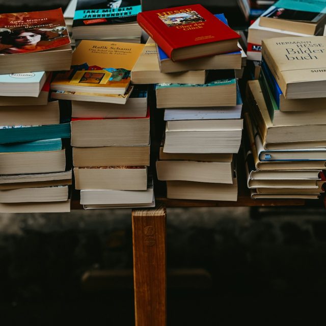 Стопка книг на деревянном столе