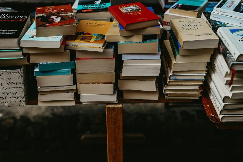 Стопка книг на деревянном столе