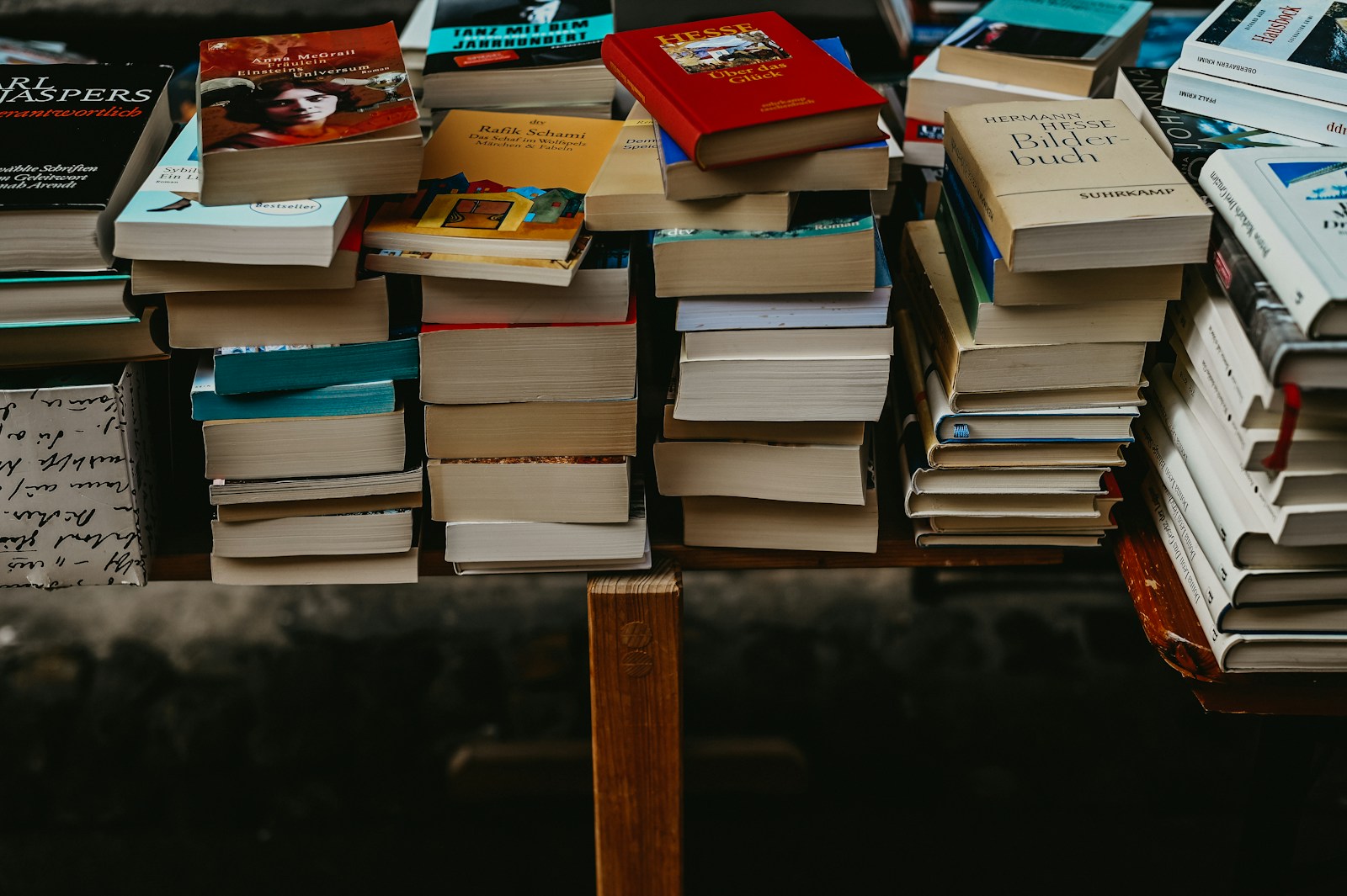 Стопка книг на деревянном столе