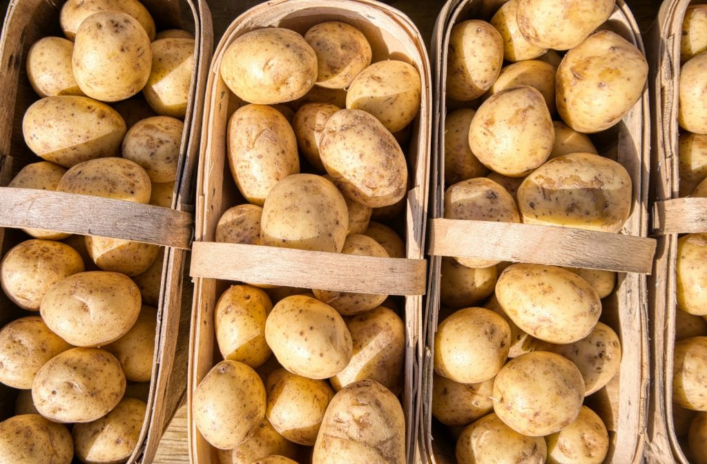 Прилавок с продуктами на рынке
