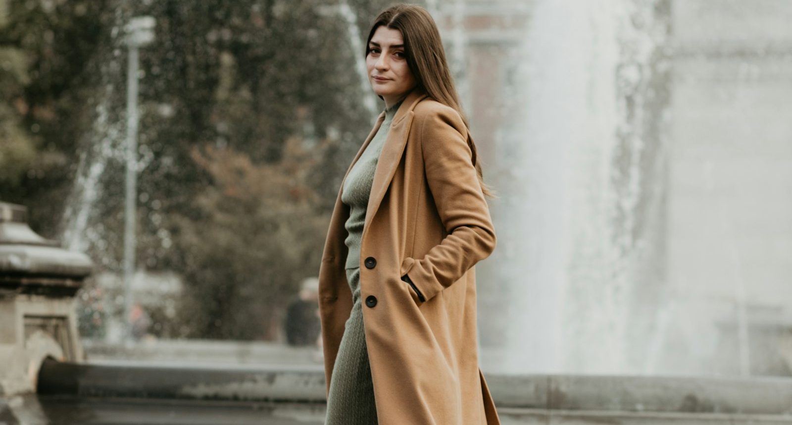 Street style: женщина в кэмел-пальто и оливковом трикотажном платье