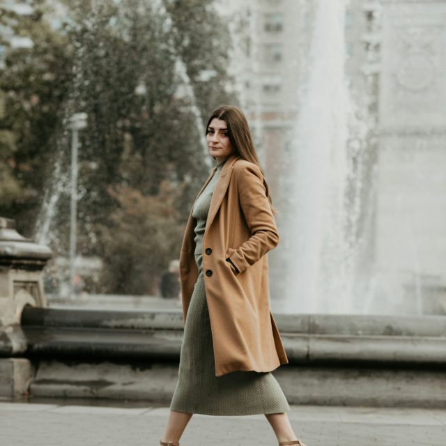 Street style: женщина в кэмел-пальто и оливковом трикотажном платье
