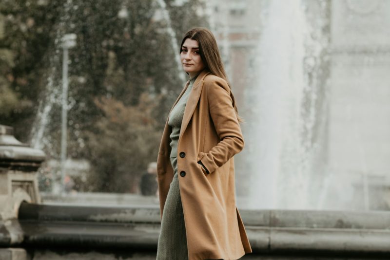 Street style: женщина в кэмел-пальто и оливковом трикотажном платье