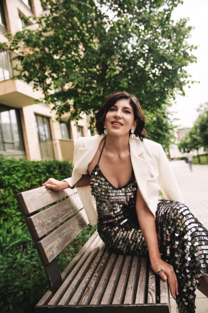 Анна Есикова на скамье в городском сквере